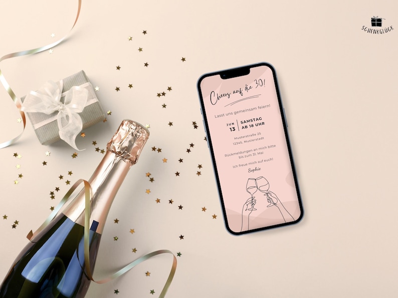 Ein Smartphone, auf welchem die digitale Einladung zum Geburtstag abgebildet ist, liegt auf einem Tisch mit einer beigen Tischdecke. Daneben sind ein kleines Geschenk, eine Sektflasche sowie Konfetti und Luftschlangen zu sehen.