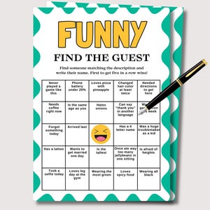 Puede incluir: Una tarjeta de juego blanca con un borde verde azulado y el texto "FUNNY FIND THE GUEST". La tarjeta de juego tiene una cuadrícula de descripciones y un emoji sonriente. Un bolígrafo negro y dorado descansa sobre la tarjeta.