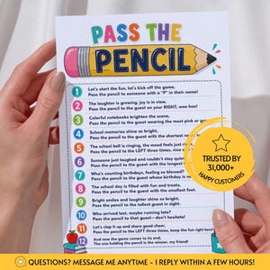 Puede incluir: Una tarjeta de juego blanca titulada PASS THE PENCIL con un gr&aacute;fico de un l&aacute;piz amarillo grande. La tarjeta enumera doce instrucciones numeradas para un juego de fiesta, con c&iacute;rculos coloridos y peque&ntilde;as ilustraciones de una manzana y libros abajo.