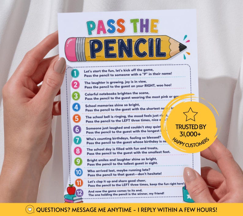 Puede incluir: Una tarjeta de juego blanca titulada PASS THE PENCIL con un gr&aacute;fico de un l&aacute;piz amarillo grande. La tarjeta enumera doce instrucciones numeradas para un juego de fiesta, con c&iacute;rculos coloridos y peque&ntilde;as ilustraciones de una manzana y libros abajo.