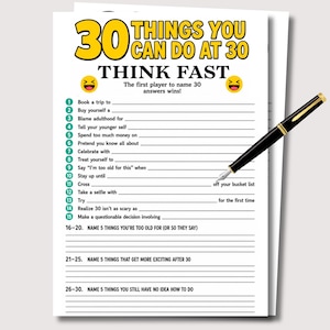 Könnte beinhalten: Ein weißes Spielblatt mit der Überschrift 30 THINGS YOU CAN DO AT 30 THINK FAST in gelber Schrift und zwei lachenden Emojis. Das Blatt enthält eine nummerierte Liste von 1 bis 15 mit Leerzeilen, drei Abschnitte für weitere Antworten und einen schwarzen Stift.