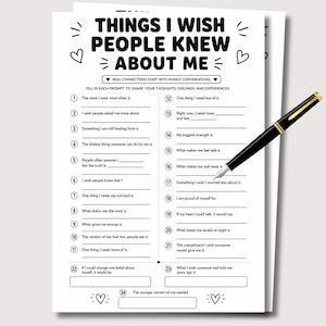 Può includere: Un foglio di carta bianco con il titolo stampato in nero THINGS I WISH PEOPLE KNEW ABOUT ME, contenente ventiquattro domande numerate per la riflessione personale e una penna stilografica nera appoggiata in diagonale sul lato destro.