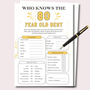 以下が含まれることがあります： 「Who Knows the 80 Year Old Best」と題された、印刷可能な誕生日ゲームシート。お気に入りのもの、個人の詳細、「Ever or Never」の質問を記入するセクションがあります。黒と金のペンがシートの上に置かれています。