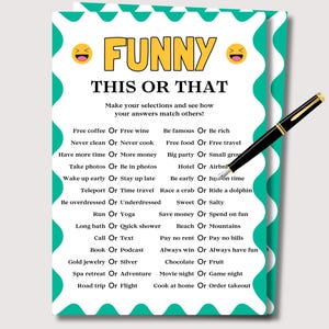 Könnte beinhalten: Eine weiße Spielkarte mit einem türkisfarbenen Wellenrand, die den Text FUNNY THIS OR THAT und zwei lachende Emojis zeigt. Die Karte listet verschiedene Auswahlmöglichkeiten wie Free coffee OR Free wine und Be famous OR Be rich auf. Ein schwarz-goldener Stift liegt darauf.