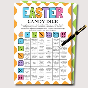 Puede incluir: Tarjeta de juego Easter Candy Dice con texto colorido e ilustraciones de dados. La tarjeta de juego tiene instrucciones para que los jugadores recolecten caramelos y ganen. Un bolígrafo negro y dorado descansa sobre la tarjeta.