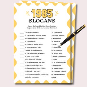 Puede incluir: Una hoja de juego amarilla y blanca titulada "1985 SLOGANS" con un bolígrafo negro. El juego desafía a los jugadores a adivinar marcas basadas en eslóganes. La hoja tiene un borde amarillo decorativo e incluye una lista de eslóganes y opciones de marcas.