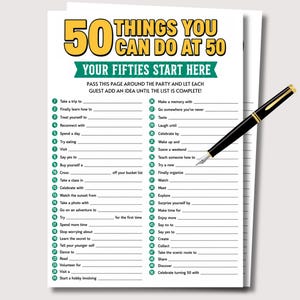 Op de afbeelding: Een wit papieren activiteitenblad met de titel 50 THINGS YOU CAN DO AT 50 en een groene banner met de tekst YOUR FIFTIES START HERE. Het blad bevat een genummerde lijst van 1 tot 50 met lege regels en een zwart-gouden vulpen.