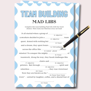 Può includere: Un foglio di gioco Mad Libs con un bordo ondulato blu e bianco, con richieste di compilazione per un'attività di team building. Una penna nera e dorata è appoggiata sulla pagina, pronta per l'uso. Il titolo "TEAM BUILDING MAD LIBS" è in alto.