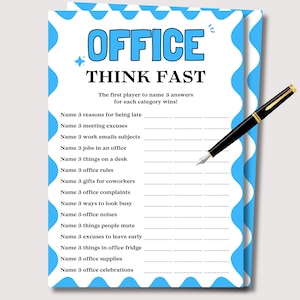 Op de afbeelding: Een wit spelblad met blauwe golvende randen en de woorden "OFFICE THINK FAST" in blauw. Een zwarte en gouden pen ligt op het blad. Het spel vraagt spelers om antwoorden te geven voor verschillende kantoorgerelateerde categorieën.