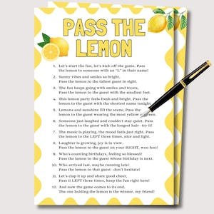 Op de afbeelding: Een geel en wit spelblad met de titel "Pass the Lemon" en citroenillustraties. De spelinstructies zijn in zwarte tekst gedrukt. Een zwarte en gouden pen ligt op het blad.