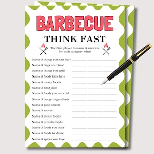 Op de afbeelding: Een afdrukbaar barbecuespelblad met een groene en witte golvende rand. De titel "BARBECUE THINK FAST" is in rood en zwart. Een zwarte pen met gouden accenten ligt op het blad.