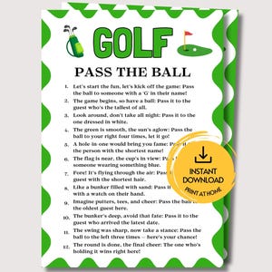 Può includere: Una carta da gioco rettangolare bianca con un bordo smerlato verde che riporta il titolo GOLF PASS THE BALL in nero. La carta include dodici istruzioni numerate per un gioco di società, illustrazioni a tema golf e un bollino circolare giallo.