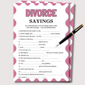 Könnte beinhalten: Ein rosa-weißes Spielblatt mit dem Titel "DIVORCE SAYINGS" mit Lückentext-Aufforderungen. Ein schwarzer und goldener Stift liegt auf dem Blatt. Das Blatt hat einen rosa gewellten Rand und enthält Sätze über Trennungen.