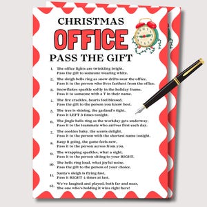 Puede incluir: Una tarjeta de juego de fiesta de oficina con temática navideña con un borde rojo y blanco. La tarjeta presenta el texto "Christmas Office Pass the Gift" y una lista de instrucciones. Un bolígrafo descansa sobre la tarjeta.
