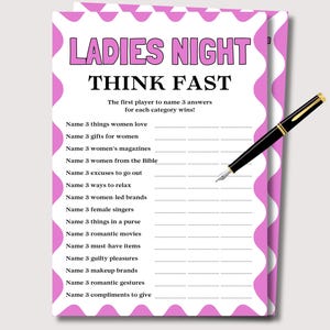 Könnte beinhalten: Ein Ladies Night Think Fast Spielblatt mit einem rosa und weißen Wellenrand. Das Spielblatt enthält Aufforderungen, Dinge zu nennen, die Frauen lieben, Geschenke, Zeitschriften und mehr. Ein schwarzer Stift mit goldenen Akzenten liegt auf dem Blatt.