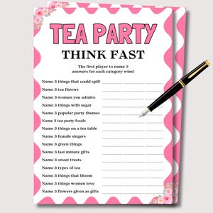 Könnte beinhalten: Ein rosa-weißes Tee-Party-Spielblatt mit dem Text "TEA PARTY THINK FAST". Das Blatt enthält Aufforderungen für die Spieler zum Antworten und ist mit rosa floralen Akzenten und einem wellenförmigen Rand verziert. Ein schwarzer und goldener Stift liegt auf dem Blatt.