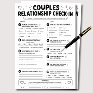Puede incluir: Una hoja de papel blanca titulada COUPLES RELATIONSHIP CHECK-IN con texto negro e iconos de corazones. Contiene diez secciones numeradas con preguntas, casillas de verificación y líneas para escribir. Una pluma estilográfica negra y dorada.