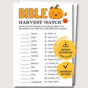 Puede incluir: Una hoja de juego imprimible Bible Harvest Match con una calabaza de dibujos animados, hojas de otoño y una lista de palabras para relacionar con versículos bíblicos. El documento incluye instrucciones y dos insignias circulares amarillas.