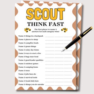 Può includere: Un foglio di gioco bianco e marrone con la scritta "SCOUT THINK FAST" in giallo e nero. Il foglio include un elenco di categorie per nominare tre elementi e una penna nera con dettagli dorati.