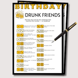 Op de afbeelding: Een printbare spelkaart met gele en witte dobbelstenen en instructies voor een verjaardagsdrinkspel genaamd "Drunk Friends". De spelkaart heeft een zwarte rand en de tekst "Roll two dice and do the challenge that matches the number - no skipping!"