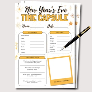 Op de afbeelding: Een afdrukbaar Nieuwjaarsavond Time Capsule-blad met in te vullen secties voor favorieten, over mij en herinneringen. Bevat een ruimte voor een zelfportret. Een zwarte pen met gouden accenten ligt op het blad.