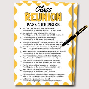 Könnte beinhalten: Eine Class Reunion Pass the Prize Spielkarte mit gelbem Wellenrand und schwarzem Text. Die Karte listet zwölf Anweisungen zum Weitergeben eines Preises während einer Party auf. Ein schwarzer und goldener Füllfederhalter liegt diagonal auf der Karte.