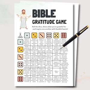 Peut inclure: Un jeu de la gratitude biblique avec un stylo. Le jeu comprend des invites pour partager ce dont vous êtes reconnaissant. Le tableau présente un dessin de Jésus et des dés avec diverses invites.