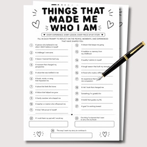 Puede incluir: Una hoja de reflexión de papel blanco titulada "THINGS THAT MADE ME WHO I AM" con veinticuatro indicaciones numeradas para el crecimiento personal, decorada con corazones negros, acompañada de una pluma estilográfica negra y dorada.