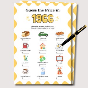 Könnte beinhalten: Eine gelb-weiße Spielkarte mit dem Titel "Guess the Price in 1966". Die Karte zeigt Illustrationen von Alltagsgegenständen wie Brot, einem Auto und einem Fernseher, mit Feldern für Preisschätzungen. Ein schwarzer Stift liegt auf der Karte.