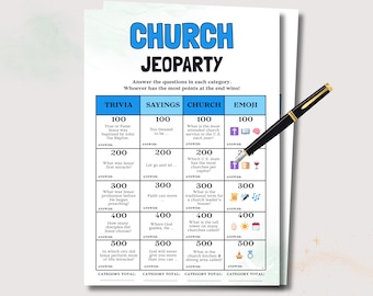 Peut inclure: Un jeu de société imprimé intitulé "CHURCH JEOPARTY" avec des catégories de trivia, de dictons, d'église et d'émojis. Un stylo noir avec des accents dorés repose sur le tableau. Le jeu est blanc avec du texte bleu et noir.
