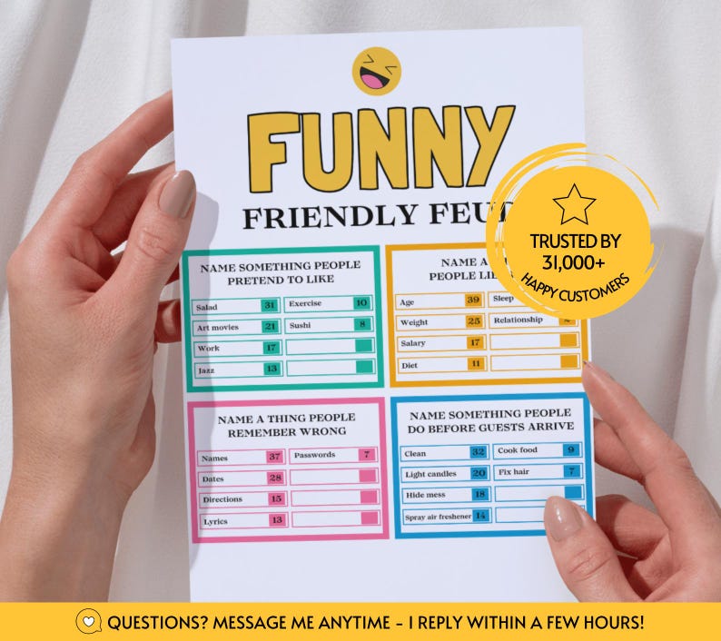 以下が含まれることがあります： 笑っている黄色い絵文字が描かれたFUNNY FRIENDLY FEUDというタイトルの白いゲームシート。4つのカラフルなボックスにアンケートの質問と数値スコアが記載されています。黄色い円形のバッジにはTRUSTED BY 31,000+ HAPPY CUSTOMERSと書かれています。