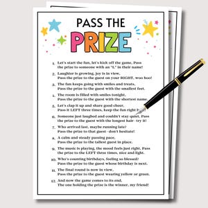 Può includere: Un foglio di gioco stampato intitolato "Pass the Prize" con testo colorato e decorazioni a stella. Una penna nera e oro è appoggiata sul foglio. Il gioco include istruzioni per passare un premio agli invitati.
