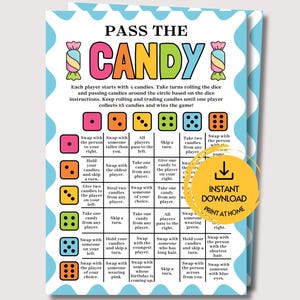 Puede incluir: Una hoja de instrucciones del juego Pass the Candy con borde azul ondulado, ilustraciones de caramelos coloridos y una cuadrícula de iconos de dados con reglas. Un distintivo circular amarillo con icono de descarga y el texto Instant Download Print at Home.