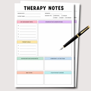 Può includere: Un modulo per appunti di terapia bianco con testo nero e intestazioni di sezione colorate in rosa, giallo, verde, arancione, viola e blu. Il modulo include campi per data, nome del paziente e tipo di sessione. Una penna stilografica nera e oro è appoggiata sopra.