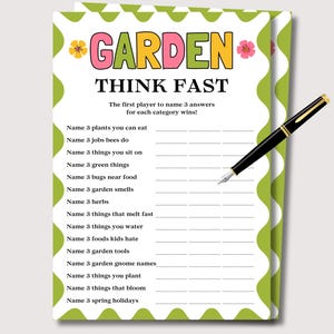 Puede incluir: Una hoja de juego con temática de jardín con el texto "GARDEN THINK FAST". La hoja tiene un borde verde y blanco e incluye indicaciones como "Nombra 3 plantas que puedes comer". Un bolígrafo negro y dorado descansa sobre la hoja.