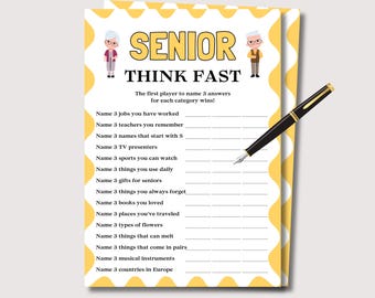 Könnte beinhalten: Ein gelb-weißes Spielblatt mit dem Titel "SENIOR THINK FAST" und einer Liste von Fragen. Ein schwarzer und goldener Stift liegt auf dem Blatt. Das Spielblatt zeigt Illustrationen von älteren Menschen und ist für Senioren konzipiert.