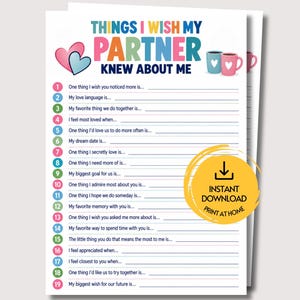 Puede incluir: Un cuestionario imprimible titulado Things I Wish My Partner Knew About Me, que presenta diecinueve preguntas numeradas con líneas en blanco para escribir. El diseño incluye corazones rosas y azules, dos tazas y un icono de descarga amarillo.