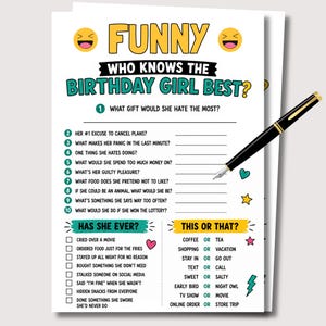 Op de afbeelding: Een wit verjaardagsspelblad met de titel FUNNY WHO KNOWS THE BIRTHDAY GIRL BEST? met tien genummerde vragen, een Has She Ever-checklist en een This or That-sectie. Een zwarte vulpen ligt op het papier, dat is voorzien van gele emoji's.