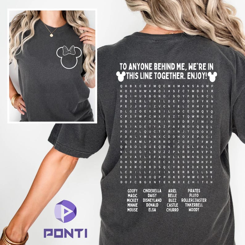 以下が含まれることがあります： 前面に白いミニーマウスのリボンが付いた濃い灰色のTシャツ。「TO ANYONE BEHIND ME, WE'RE IN THIS LINE TOGETHER. ENJOY!」の文字と、ディズニーのキャラクター名を使ったワードサーチが背面にあります。