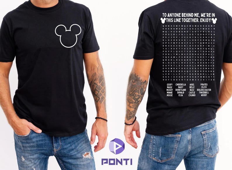 以下が含まれることがあります： 前面にミッキーマウスの頭の白いアウトラインが描かれた黒いTシャツ。背面にはディズニーをテーマにした単語検索とテキスト「TO ANYONE BEHIND ME, WE'RE IN THIS LINE TOGETHER. ENJOY!」が表示されています。