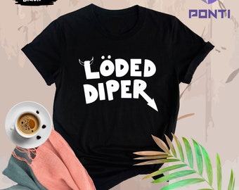 Op de afbeelding: Zwart T-shirt met witte tekst die "LÖDED DIPER" zegt met een duivelshorn en pijl grafiek.