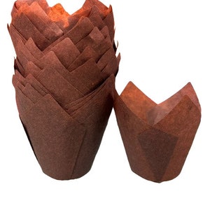Lot de 100 moules tulipes en papier brun 3,25 x 2 po. Moules à cupcakes de qualité supérieure, présentation élégante pour les anniversaires, les muffins et les fêtes