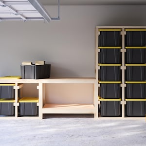Może przedstawiać: Drewniana półka magazynowa z czarnymi pojemnikami do przechowywania. Półka ma dwie sekcje, jedną z blatem roboczym, a drugą z półkami do przechowywania. Pojemniki do przechowywania są ułożone na półkach i mają żółte pokrywy.