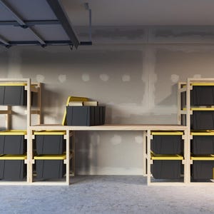 Puede incluir: Estantería de almacenamiento de madera con múltiples contenedores negros con tapas amarillas. La estantería está dispuesta en un diseño modular, con una encimera larga y unidades de estantería adicionales a cada lado. El fondo es una pared de tonos neutros.