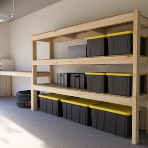 Op de afbeelding: Een houten rek met vier planken, gevuld met zwarte opbergbakken met gele deksels. De planken zijn van multiplex en het rek is vrijstaand.