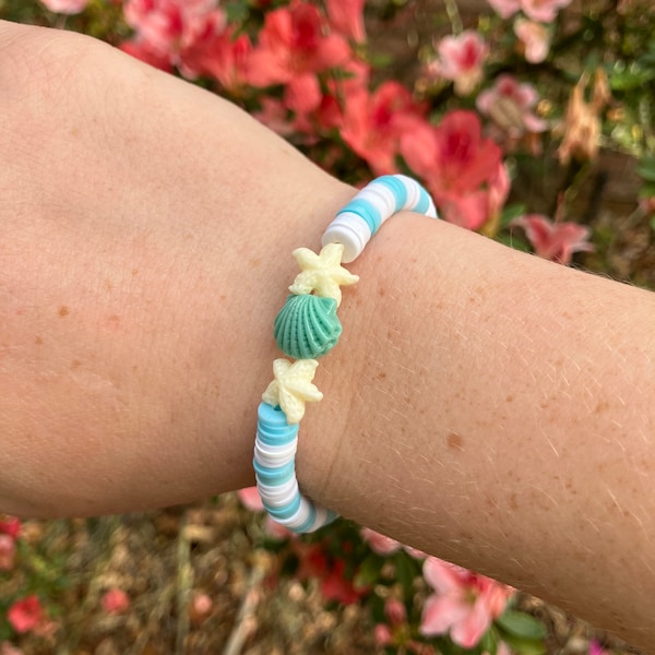 blue and white seashell bracelet!