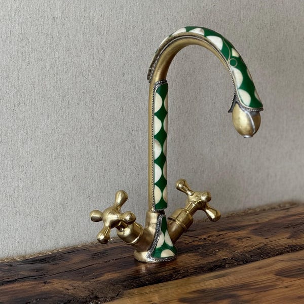 Grifo de latón de inspiración vintage con incrustaciones de resina de lunares verdes - Decoración de baño artesanal