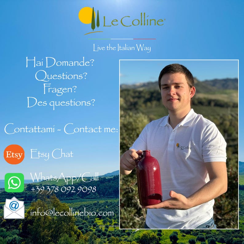 May include: A person in a white polo shirt holding a dark red ceramic jug. The image includes the text Le Colline, Live the Italian Way, Hai Domande? Questions? Fragen? Des questions?, Contattami - Contact me:, Etsy Chat, WhatsApp/Call +39 378 092 9098, and info@lecollinebio.com.