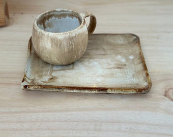 handgefertigtes Frühstücksset aus Keramik. Tablett und zwei Tassen