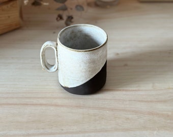 Taza kalahari de cerámica blanco y negro. Decoración con inspiración africana. Taza única totalmente hecha a mano.